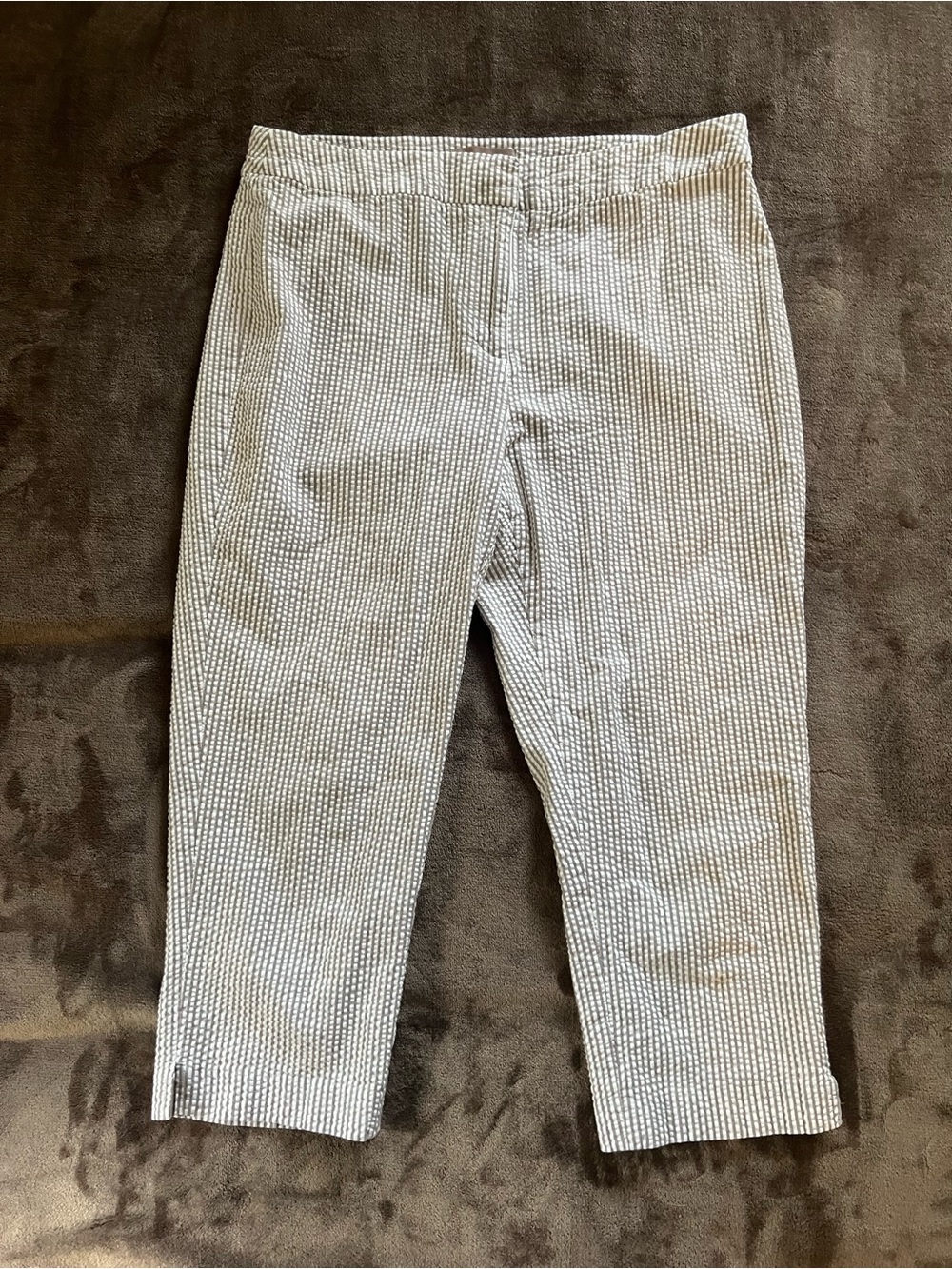 Chico’s taupe Seersucker Capris, Chico’s size 1 (size Medium/8)